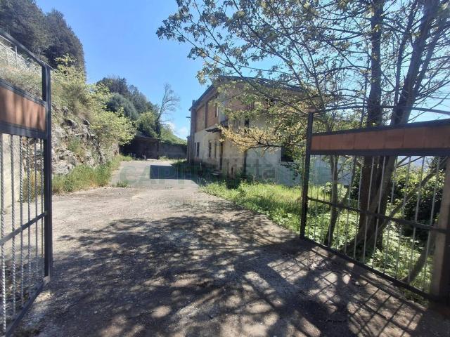 Villetta bifamiliare in vendita di 470 m² in Via della Fornace