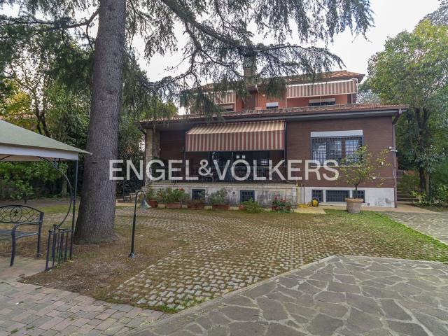 Villetta bifamiliare in vendita di 476 m² in Via Appia Nuova, 980