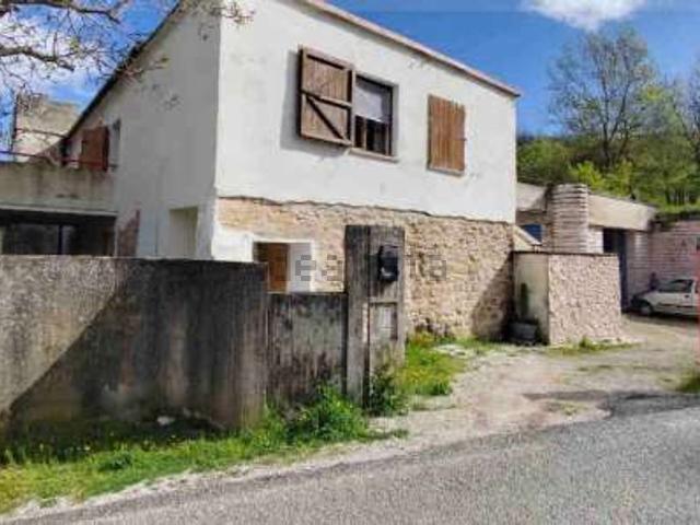 Villetta bifamiliare in vendita di 478 m² in Via Montevecchio