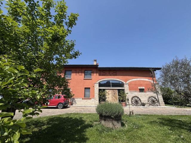 Villetta bifamiliare in vendita di 480 m² in Via Frara