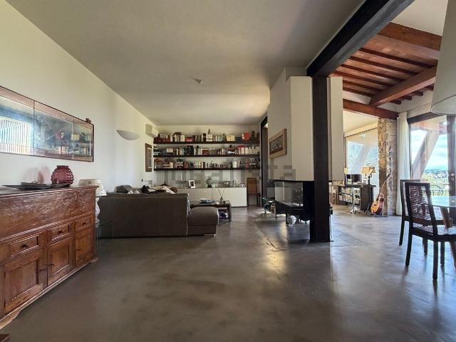 Case e ville in vendita di 480 m² in Via Poggensi