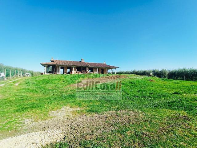 Villetta bifamiliare in vendita di 480 m² in Via Poggio del Castagno