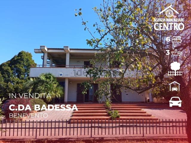 Villetta bifamiliare in vendita di 400 m² in Contrada Badessa