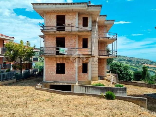 Villetta bifamiliare in vendita di 400 m² in Contrada Bora Ragnola, 8