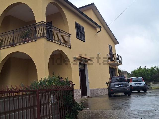 Villetta bifamiliare in vendita di 400 m² in Contrada Scampati