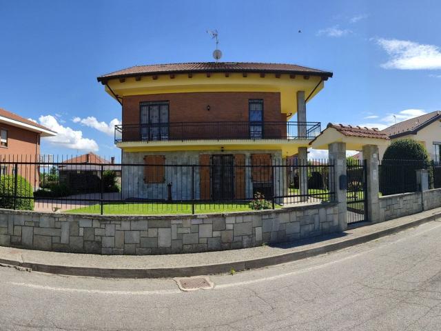 Villetta bifamiliare in vendita di 400 m² in Strada Freylia Mezzi, 67
