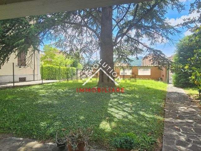 Villetta bifamiliare in vendita di 400 m² in Via Tina
