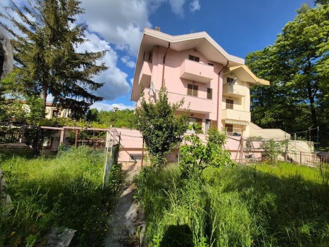 Villetta bifamiliare in vendita di 400 m² in Via Tiburtina Valeria