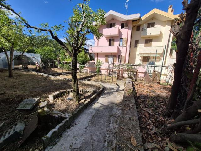 Villetta bifamiliare in vendita di 400 m² in Via Tiburtina Valeria