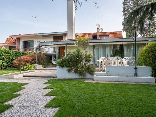 Villetta bifamiliare in vendita di 400 m² in Via Alcide De Gasperi, 1