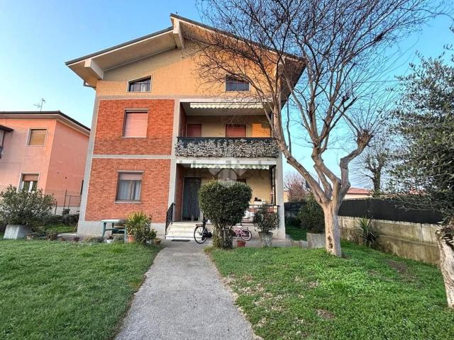 Villetta bifamiliare in vendita di 400 m² in Via Comezzano, 27