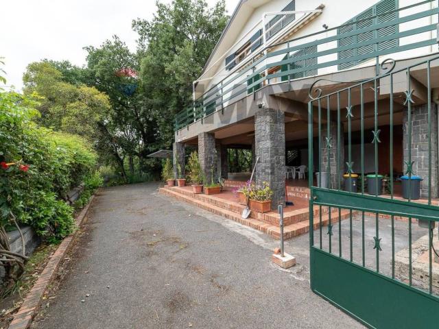 Villetta bifamiliare in vendita di 400 m² in Via Cristaudo, 33