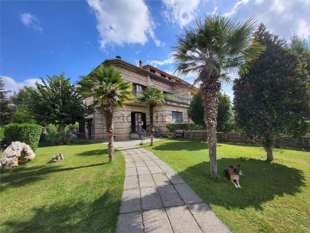 Villetta bifamiliare in vendita di 400 m² in Via della Croce
