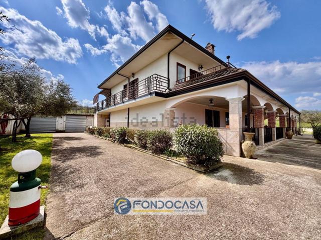 Villetta bifamiliare in vendita di 400 m² in Via Emanuele Filiberto
