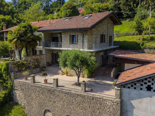 Villetta bifamiliare in vendita di 400 m² in Via Fontana, 4