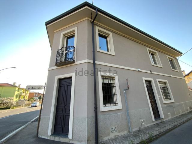 Villetta bifamiliare in vendita di 400 m² in Via G. Donizetti, 3