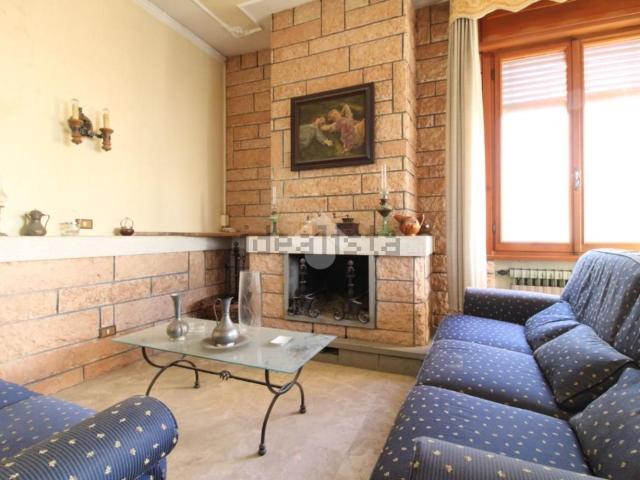 Villetta bifamiliare in vendita di 400 m² in Via Giacobazzi, 1