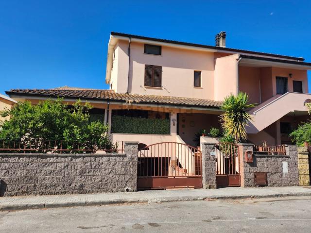 Villetta bifamiliare in vendita di 400 m² in Via Joyce Lussu