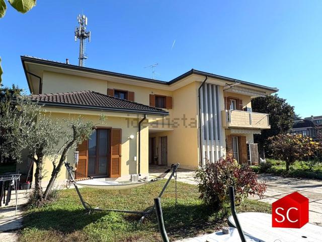 Villetta bifamiliare in vendita di 400 m² in Via Montevecchio, 5