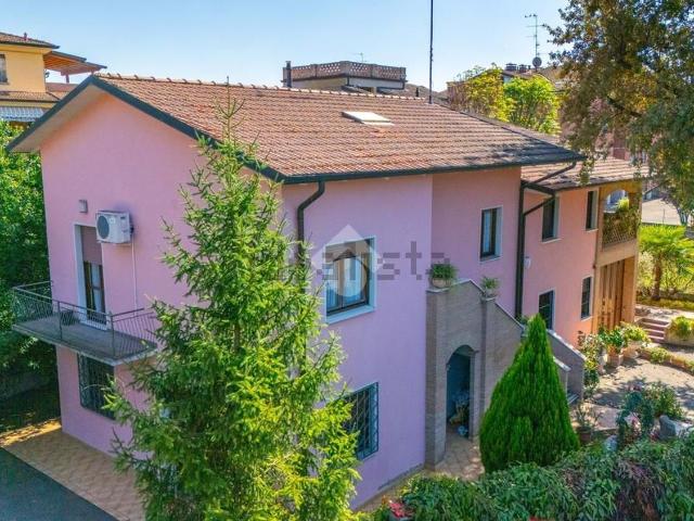 Villetta bifamiliare in vendita di 400 m² in Via per Salvaterra