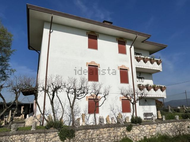 Villetta bifamiliare in vendita di 400 m² in Via Sajanega