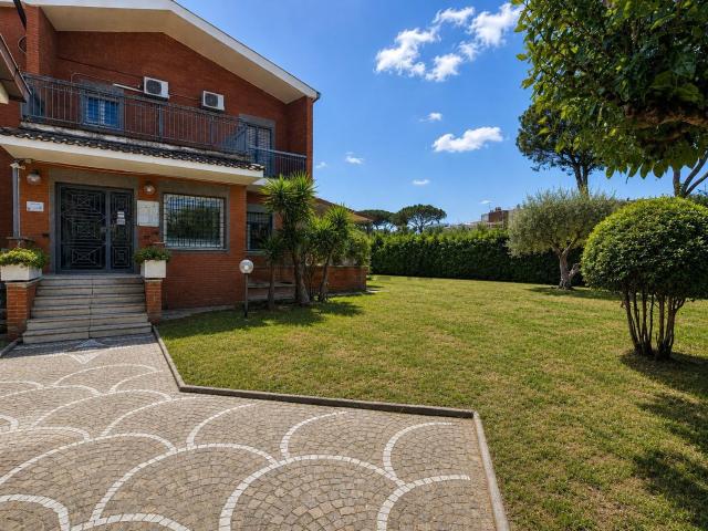 Villetta bifamiliare in vendita di 400 m² in Viale Tucidide, 31