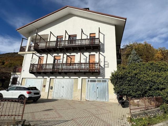 Villetta bifamiliare in vendita di 405 m² in Località Sorreley