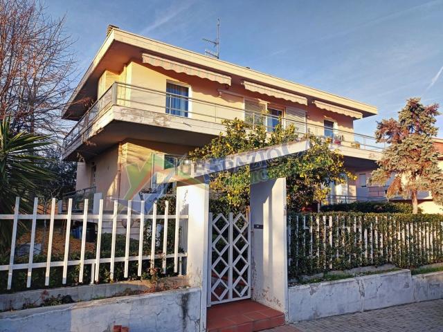 Villetta bifamiliare in vendita di 405 m² in Via Case di Trento, 4