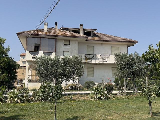 Villetta bifamiliare in vendita di 406 m² in Strada Comunale Vallasciano, 37