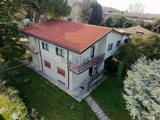 Villetta bifamiliare in vendita di 406 m² in Via Aquileia
