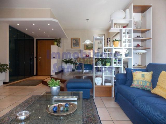 Villetta bifamiliare in vendita di 408 m² in Strada 7 Strada, 122
