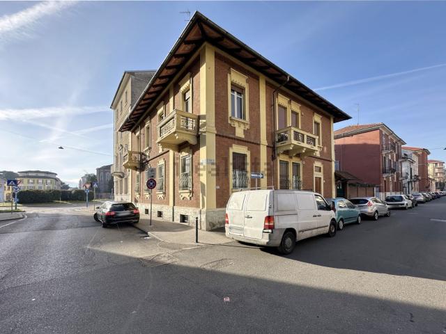 Villetta bifamiliare in vendita di 408 m² in Via Ugo Foscolo