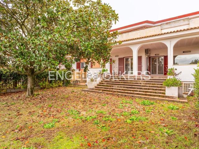 Villetta bifamiliare in vendita di 408 m² in Via Ambrogio Baldo Soldani