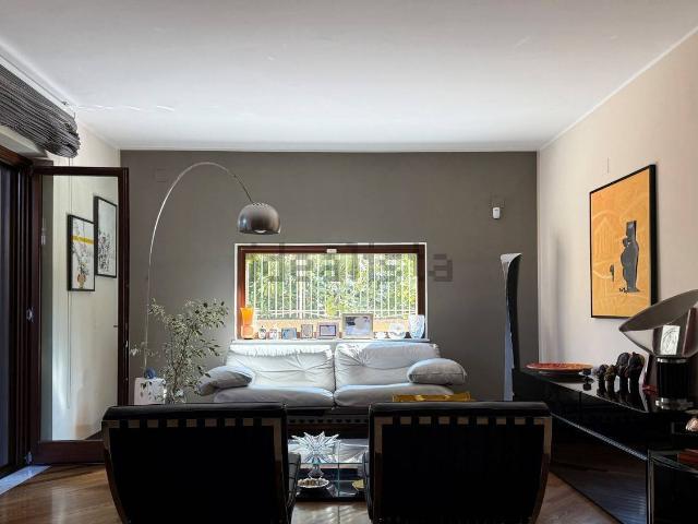 Villetta bifamiliare in vendita di 409 m² in Via Catauli