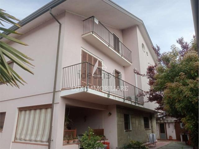 Villetta bifamiliare in vendita di 413 m² in Via Reale