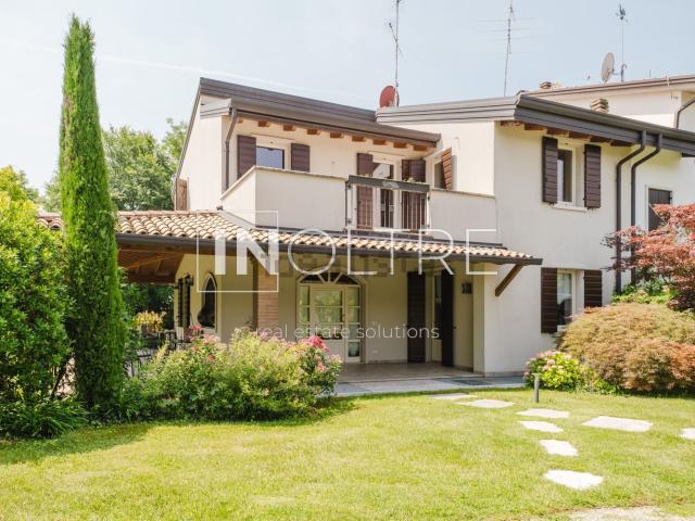 Villetta bifamiliare in vendita di 410 m² in Via Gallina, 6