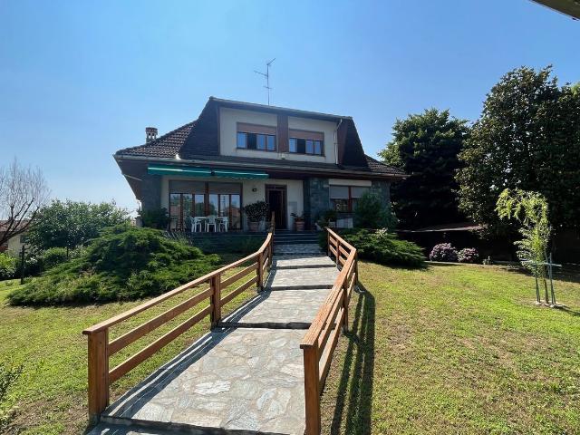 Villetta bifamiliare in vendita di 410 m² in Via Novara, 5