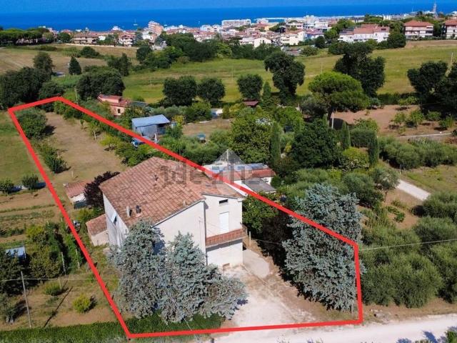 Villetta bifamiliare in vendita di 411 m² in Contrada Maranello, 14