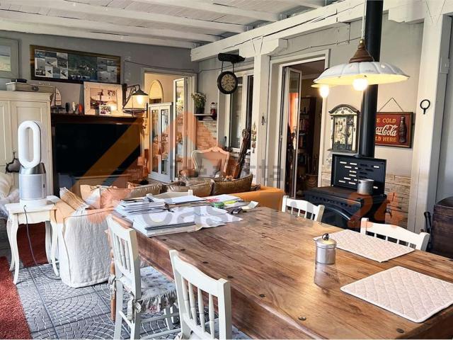 Villetta bifamiliare in vendita di 417 m² in Via San Benedetto da Norcia, 8