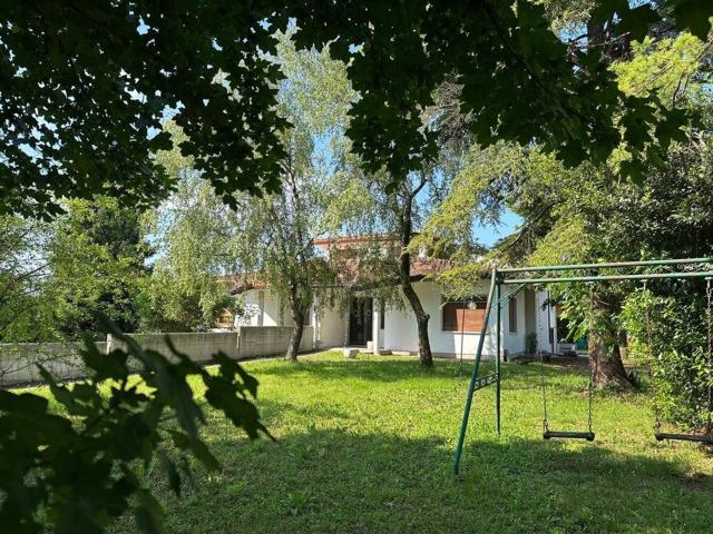 Villetta bifamiliare in vendita di 417 m²