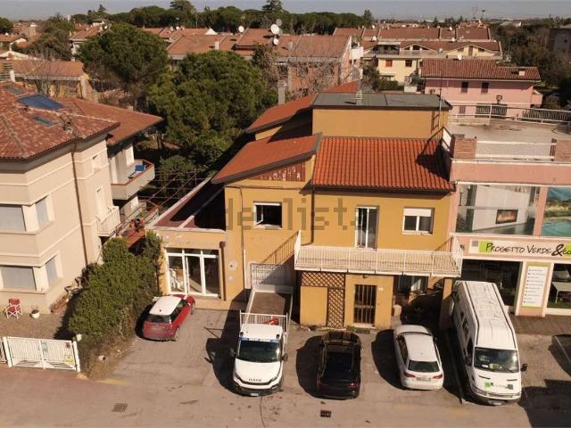 Villetta bifamiliare in vendita di 415 m² in Via Ugo Braschi, 22