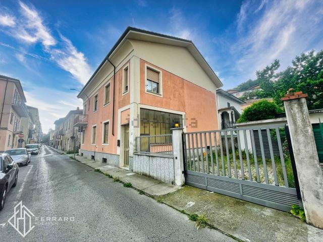 Villetta bifamiliare in vendita di 415 m² in Via Monsignor Bertolotti