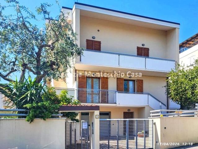 Villetta bifamiliare in vendita di 416 m² in Via Monte Cristallo