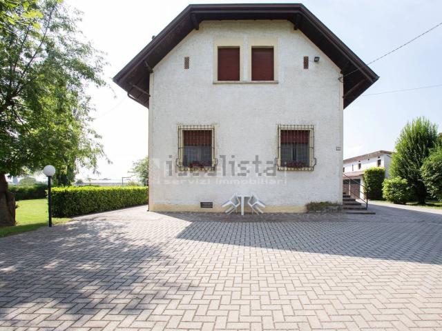 Villetta bifamiliare in vendita di 418 m² in Strada Prati Melli, 16