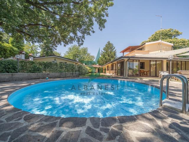 Villetta bifamiliare in vendita di 420 m² in Via delle Bosseta