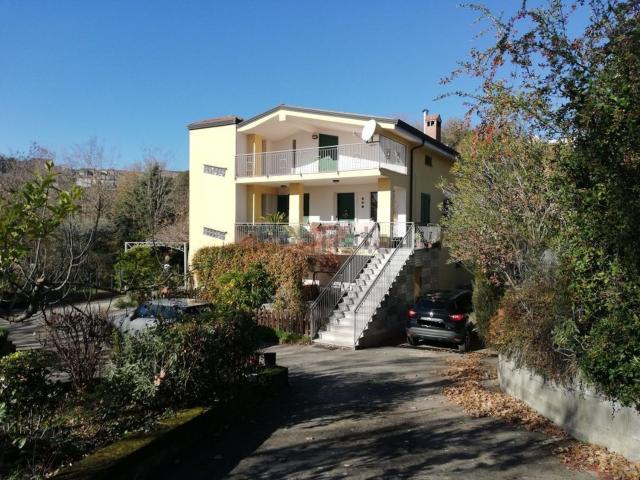 Villetta bifamiliare in vendita di 420 m² in Via Giovannizzi, 12