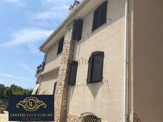 Villetta bifamiliare in vendita di 420 m² in Via Nervia
