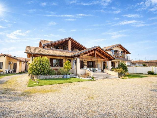 Villetta bifamiliare in vendita di 420 m² in Via Prarolo, 15