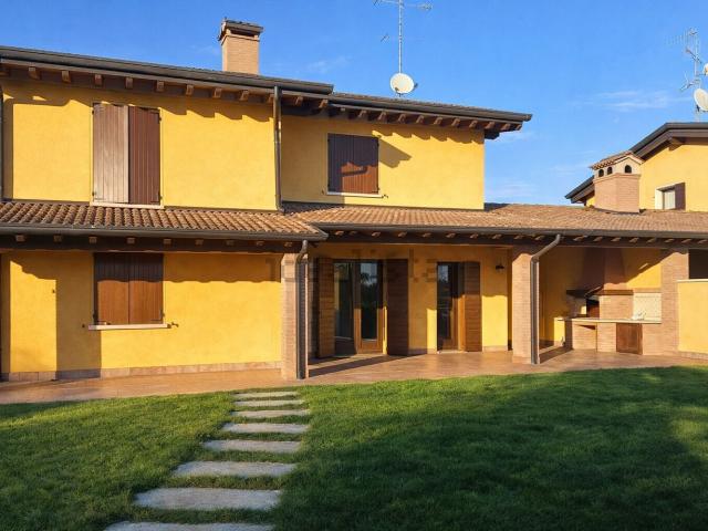 Villetta bifamiliare in vendita di 420 m²