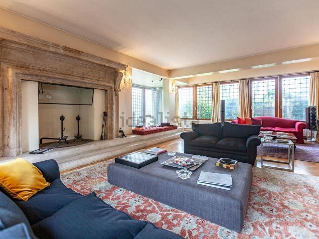 Villetta bifamiliare in vendita di 422 m² in Via della Camilluccia, 741